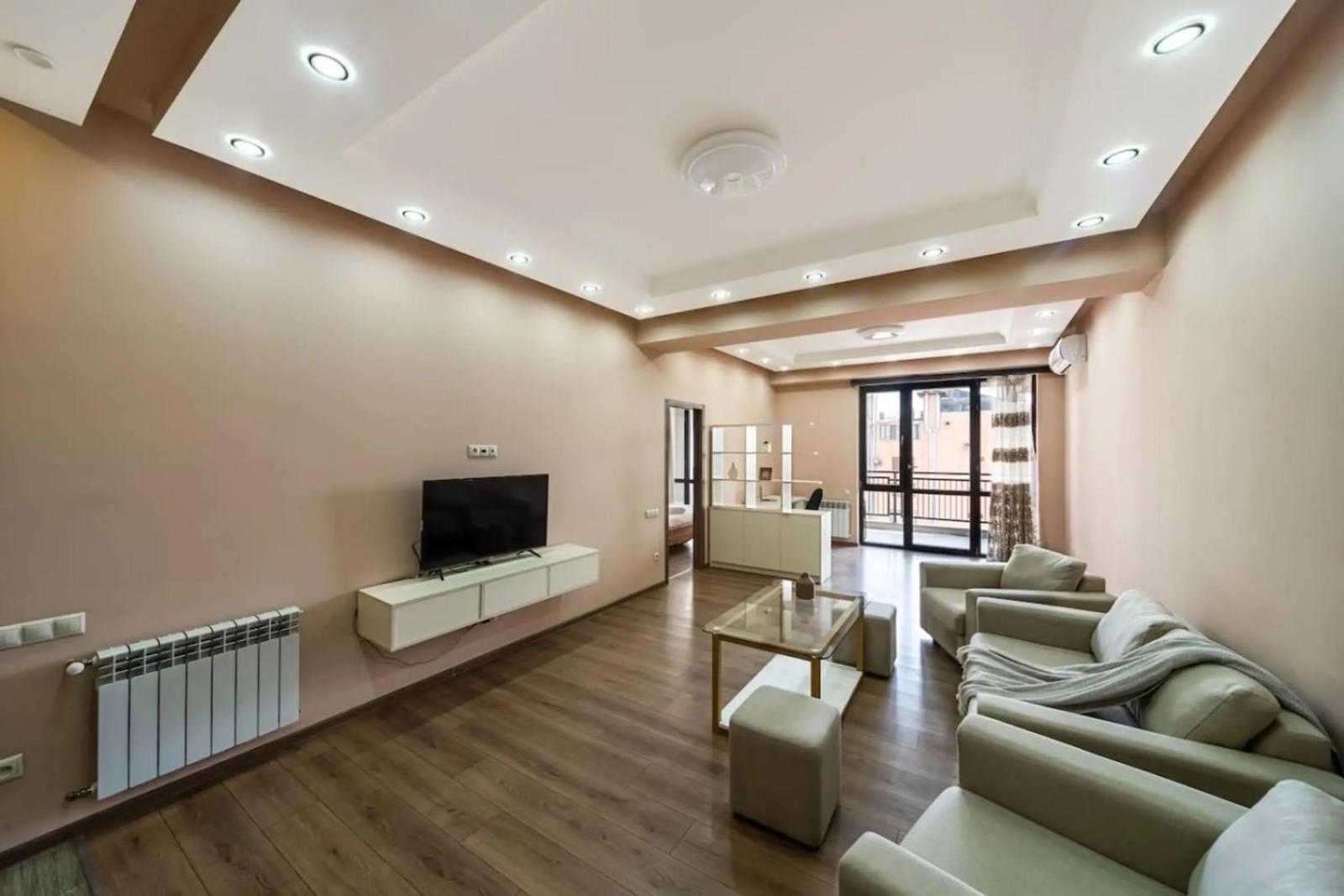 Fantastic Apartments Near Republic Square, Perfect Location, Mystreet Company Erevan Esterno foto
